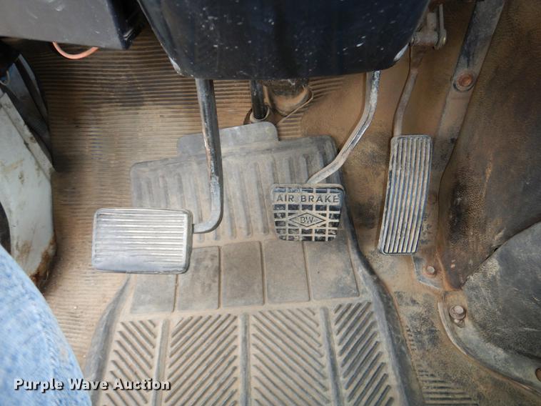 image for item DD0790 1996 International 4900 flatbed truck