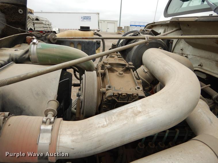 image for item DD0790 1996 International 4900 flatbed truck