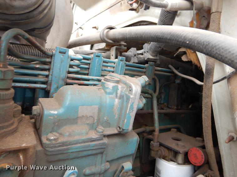 image for item DD0790 1996 International 4900 flatbed truck