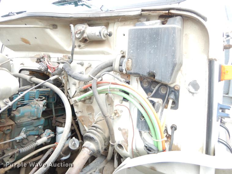 image for item DD0790 1996 International 4900 flatbed truck