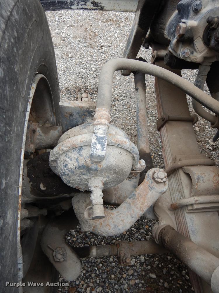 image for item DD0790 1996 International 4900 flatbed truck