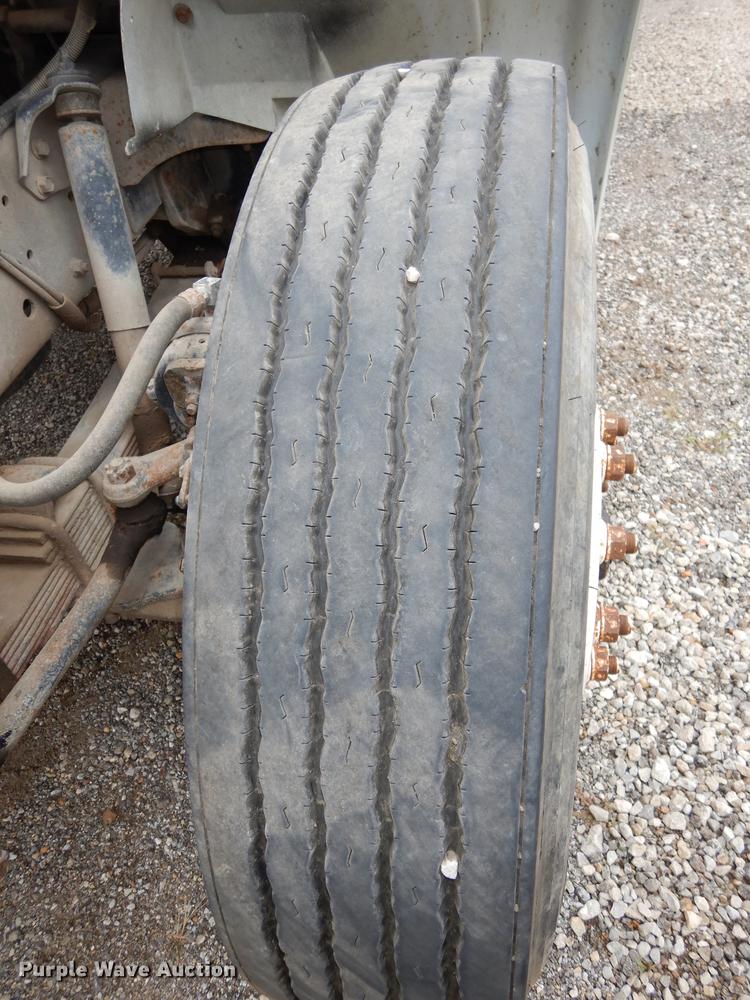 image for item DD0790 1996 International 4900 flatbed truck