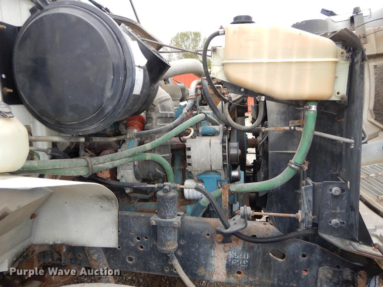 image for item DD0790 1996 International 4900 flatbed truck