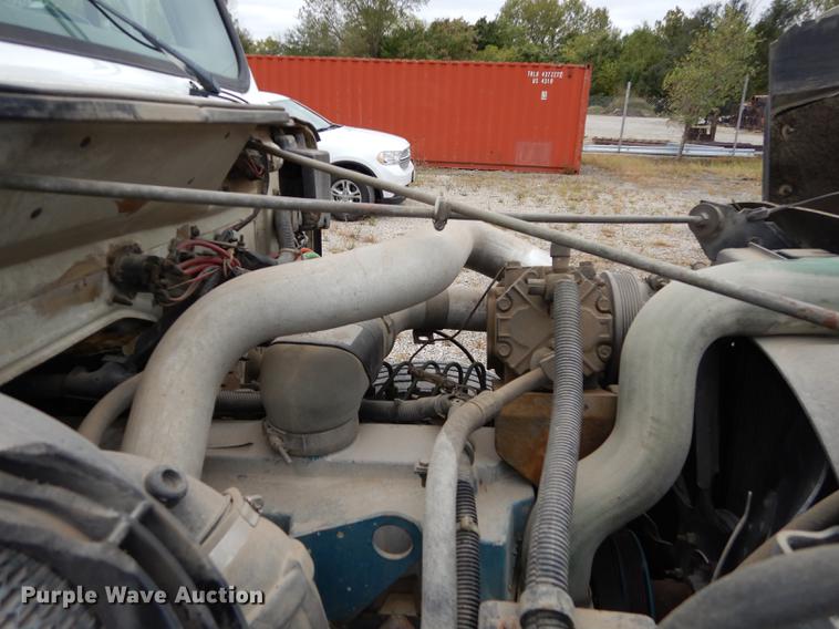 image for item DD0790 1996 International 4900 flatbed truck