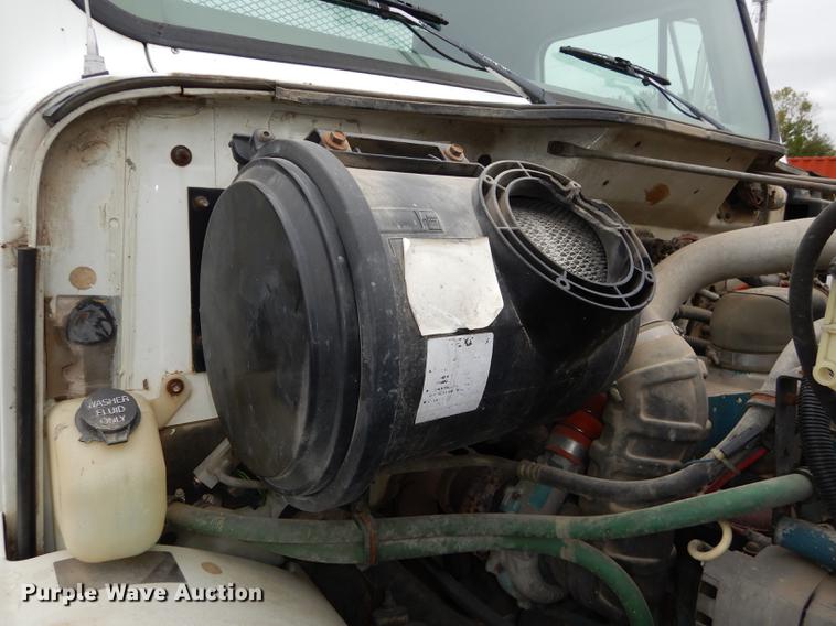 image for item DD0790 1996 International 4900 flatbed truck