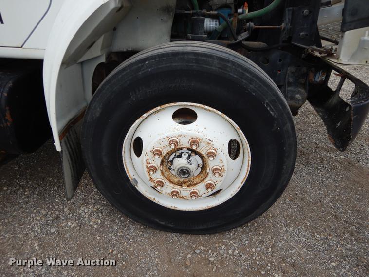 image for item DD0790 1996 International 4900 flatbed truck