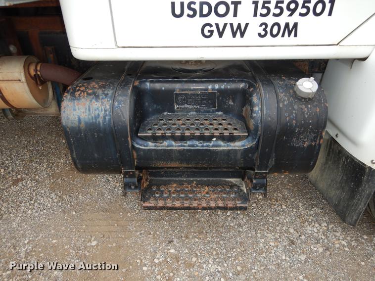 image for item DD0790 1996 International 4900 flatbed truck