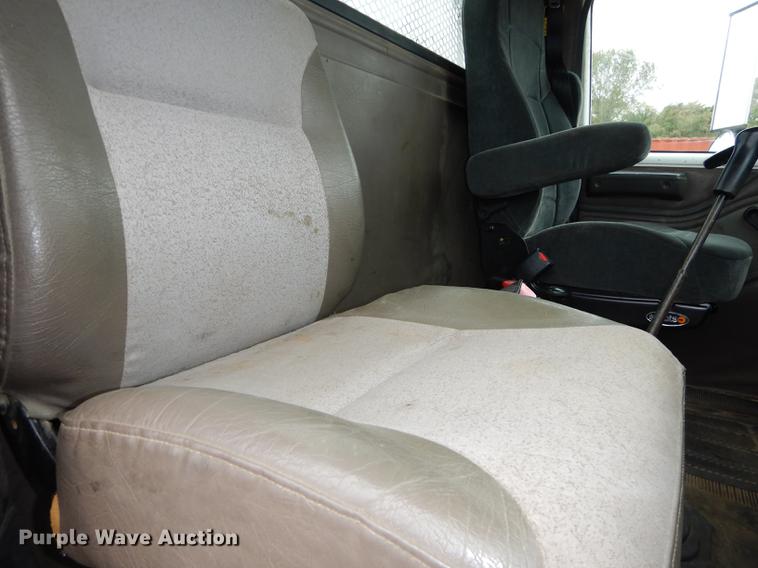 image for item DD0790 1996 International 4900 flatbed truck