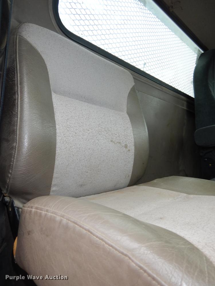 image for item DD0790 1996 International 4900 flatbed truck