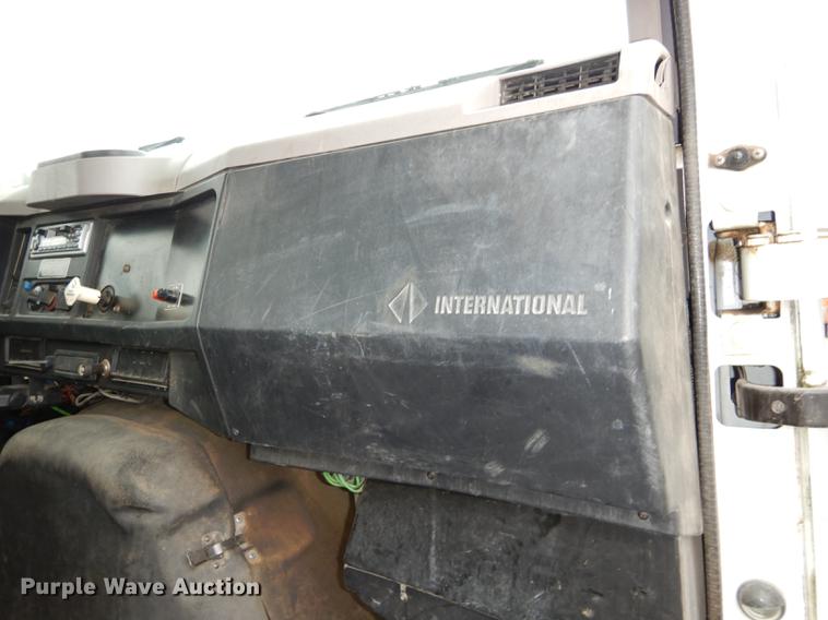 image for item DD0790 1996 International 4900 flatbed truck