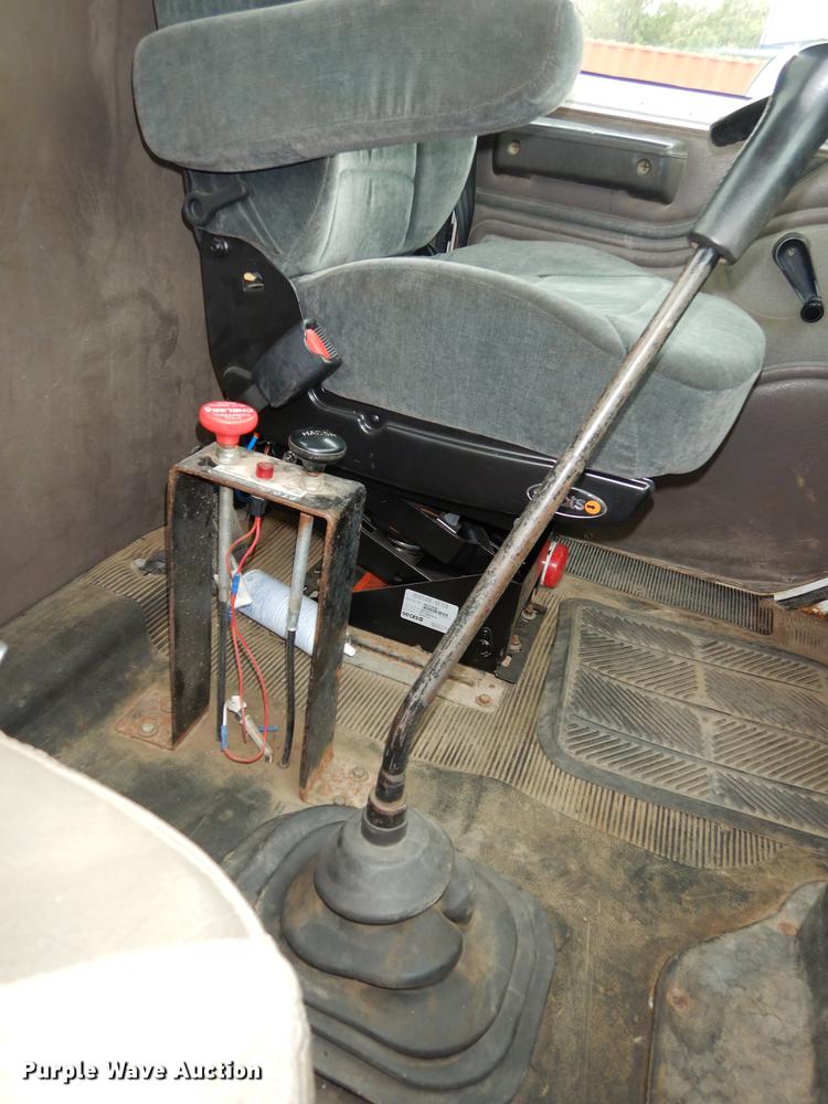 image for item DD0790 1996 International 4900 flatbed truck