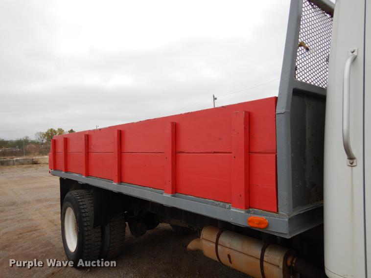 image for item DD0790 1996 International 4900 flatbed truck