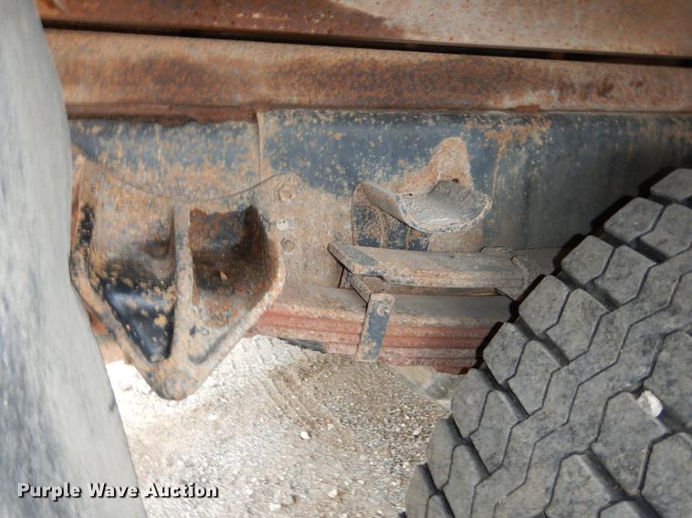 image for item DD0790 1996 International 4900 flatbed truck