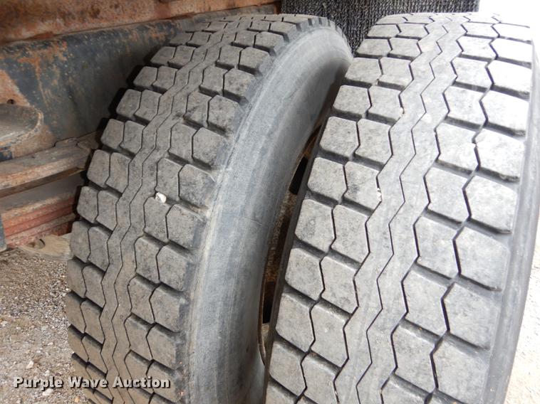 image for item DD0790 1996 International 4900 flatbed truck