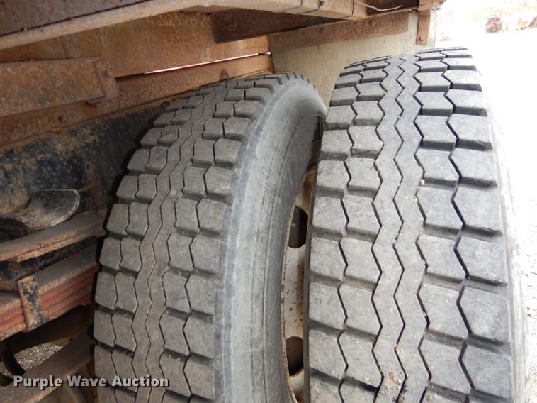 image for item DD0790 1996 International 4900 flatbed truck