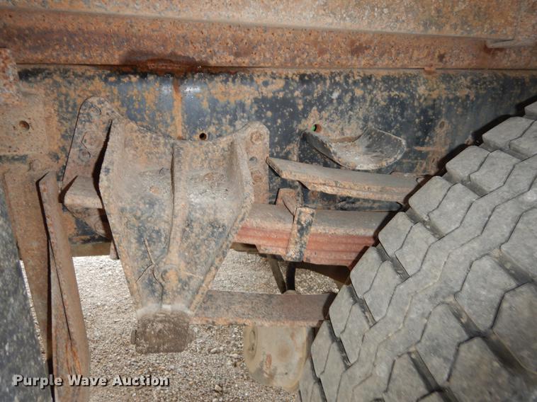 image for item DD0790 1996 International 4900 flatbed truck