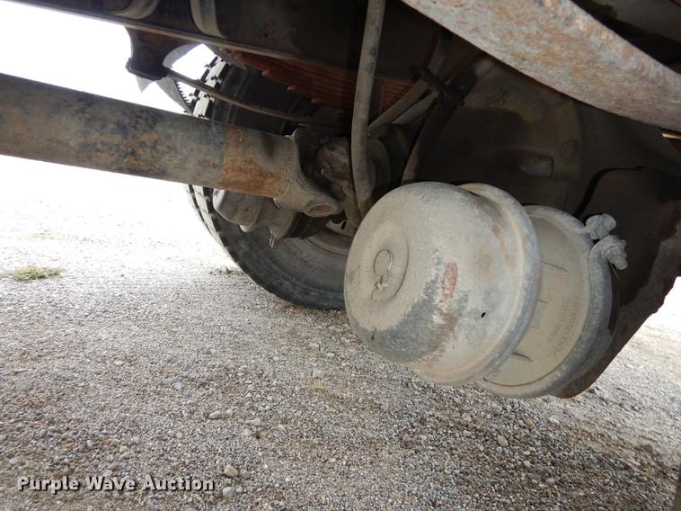 image for item DD0790 1996 International 4900 flatbed truck