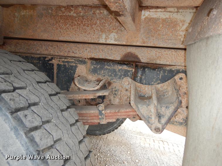 image for item DD0790 1996 International 4900 flatbed truck