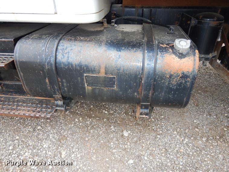 image for item DD0790 1996 International 4900 flatbed truck