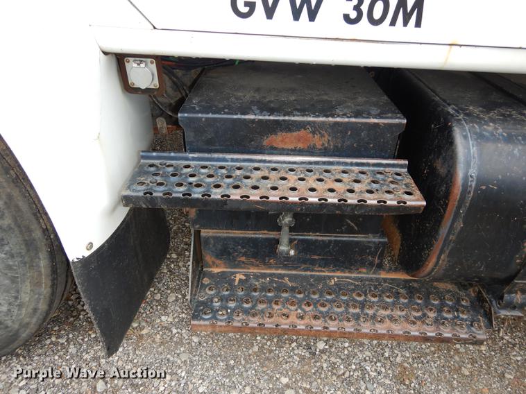 image for item DD0790 1996 International 4900 flatbed truck