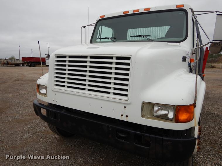 image for item DD0790 1996 International 4900 flatbed truck