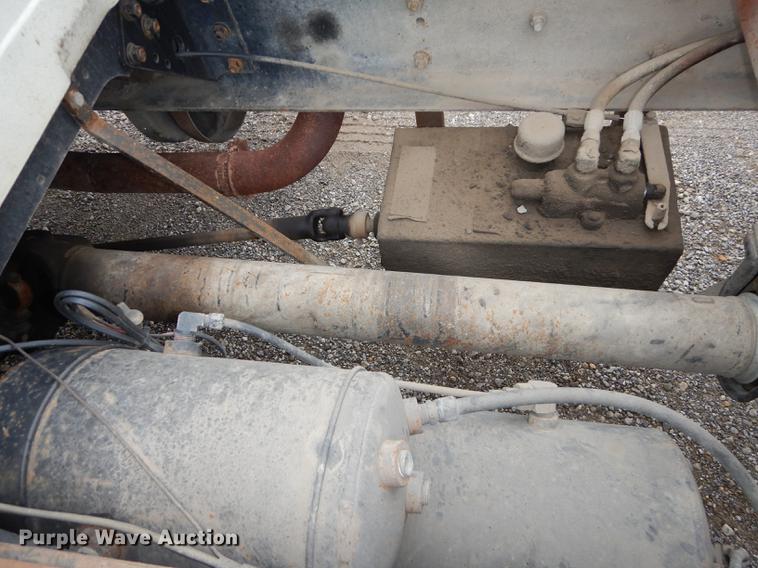 image for item DD0790 1996 International 4900 flatbed truck