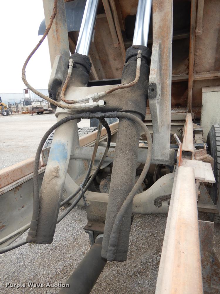 image for item DD0790 1996 International 4900 flatbed truck