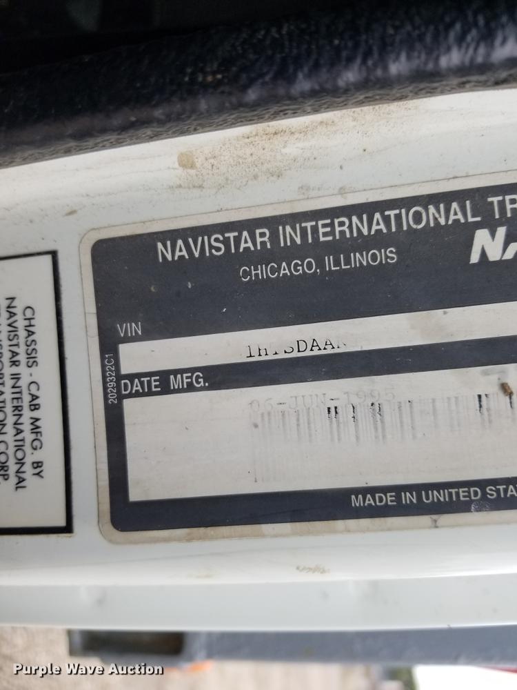 image for item DD0790 1996 International 4900 flatbed truck