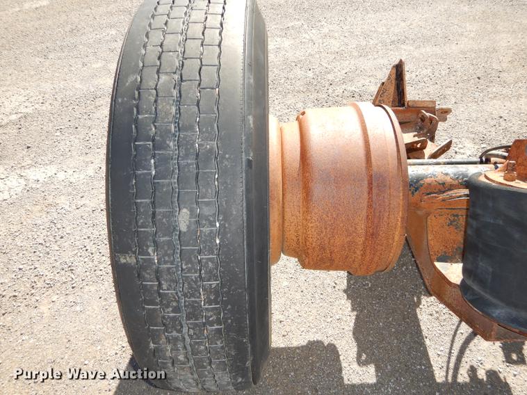 image for item EE9068 2005 Ridewell tag axle assembly