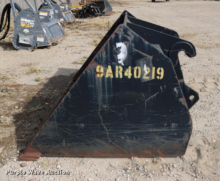 image for item EE9757 JLG TH255 telehandler bucket