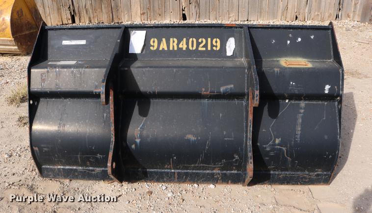 image for item EE9757 JLG TH255 telehandler bucket