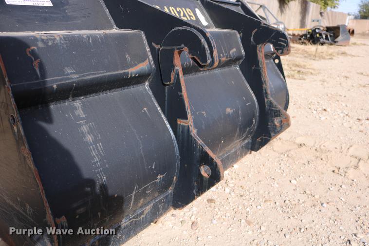 image for item EE9757 JLG TH255 telehandler bucket