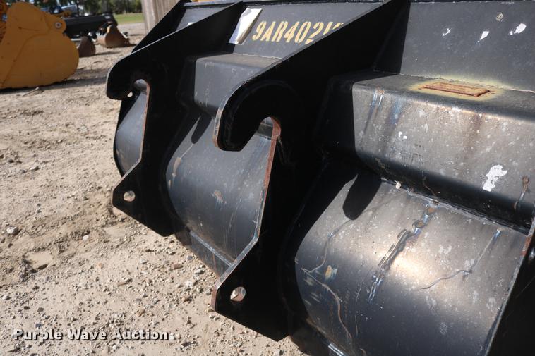 image for item EE9757 JLG TH255 telehandler bucket