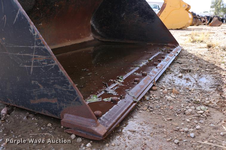 image for item EE9757 JLG TH255 telehandler bucket