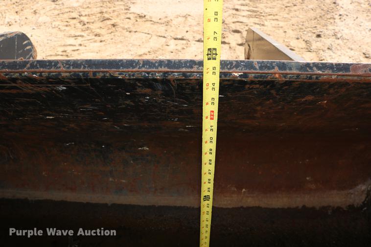 image for item EE9757 JLG TH255 telehandler bucket