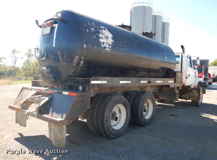 image for item J5660 1997 Ford LTS9000 vacuum truck