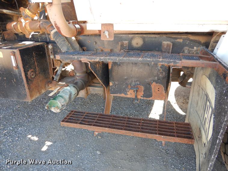 image for item J5660 1997 Ford LTS9000 vacuum truck