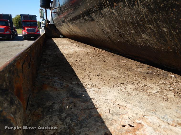 image for item J5660 1997 Ford LTS9000 vacuum truck