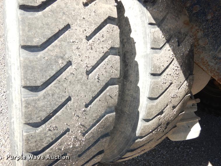 image for item J5660 1997 Ford LTS9000 vacuum truck