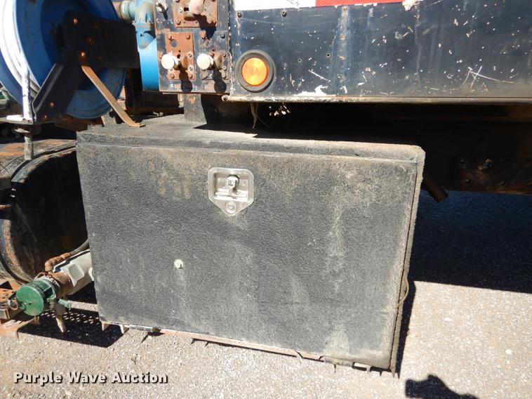 image for item J5660 1997 Ford LTS9000 vacuum truck