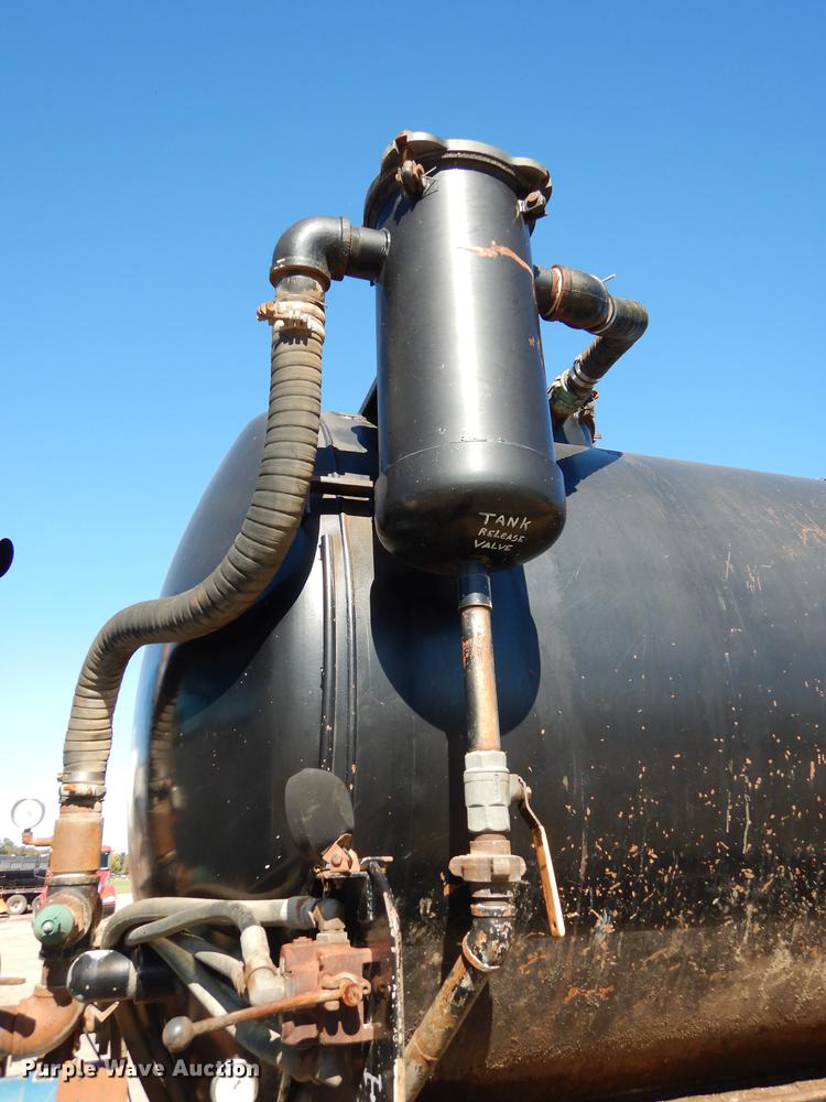 image for item J5660 1997 Ford LTS9000 vacuum truck