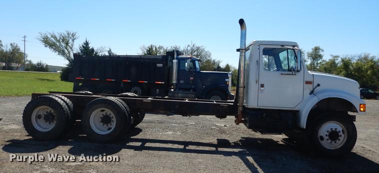 image for item J5661 1990 International 4900 truck chassis