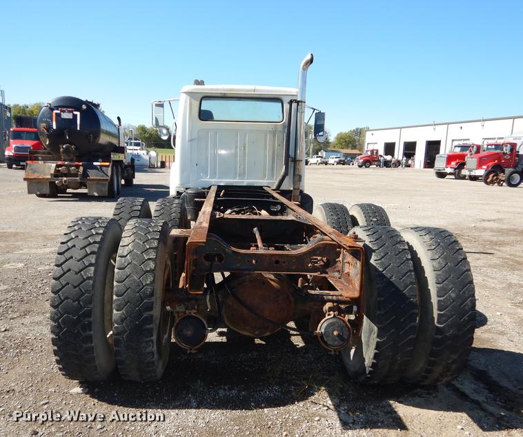 image for item J5661 1990 International 4900 truck chassis