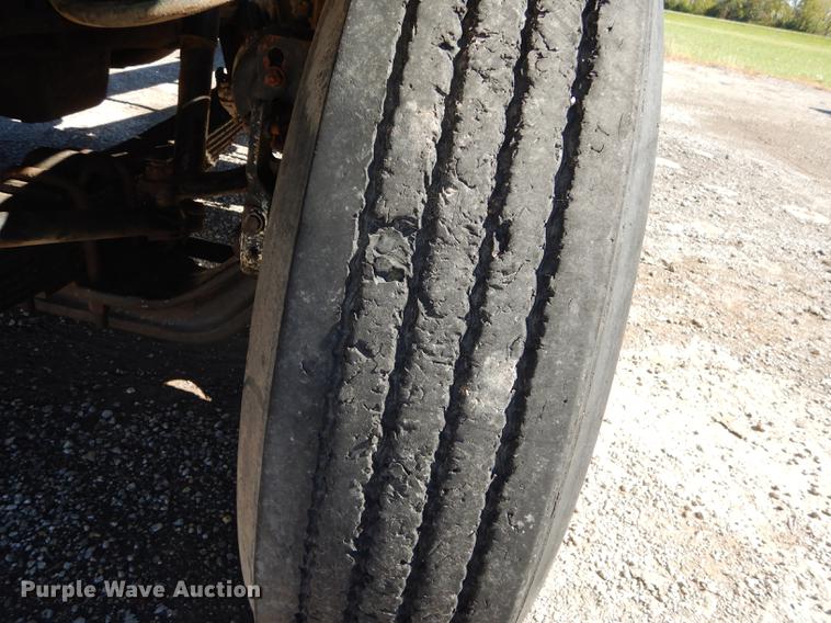 image for item J5661 1990 International 4900 truck chassis