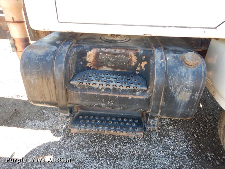 image for item J5661 1990 International 4900 truck chassis