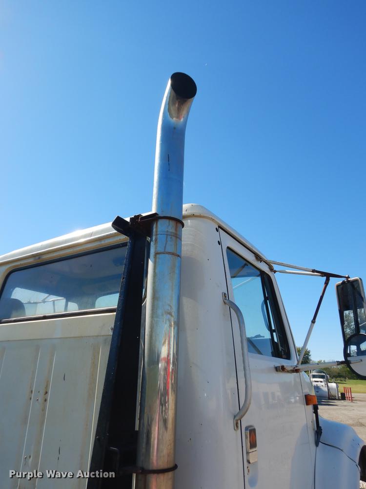 image for item J5661 1990 International 4900 truck chassis