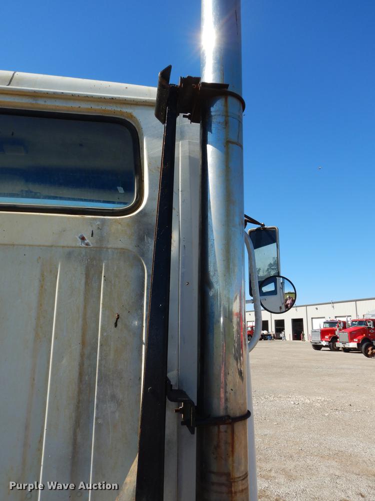 image for item J5661 1990 International 4900 truck chassis