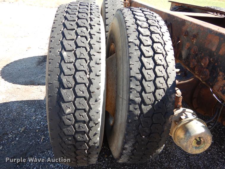 image for item J5661 1990 International 4900 truck chassis