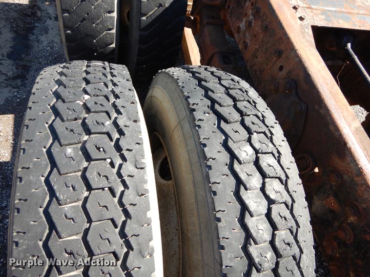 image for item J5661 1990 International 4900 truck chassis