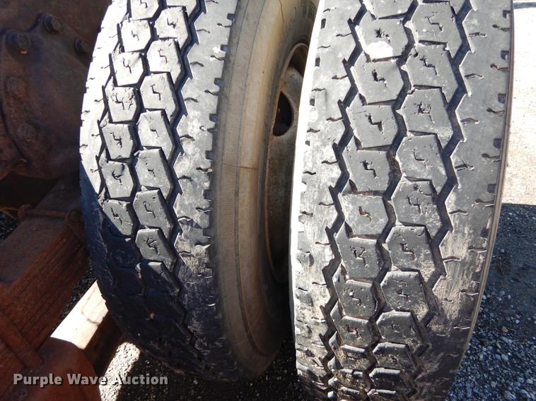 image for item J5661 1990 International 4900 truck chassis